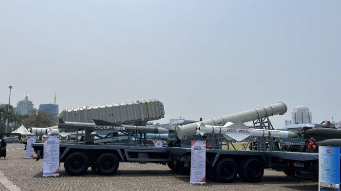 Deretan kendaraan peluncur roket milik TNI AU yang dipamerkan di area Monumen Nasional (Monas), Jakarta Pusat, Minggu (24/9/2023). (Kompas.com)