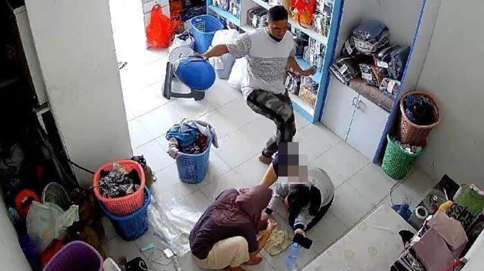 Detik-detik Pegawai Loundry Ditendang Pacar di Gresik, Kepala Dipukul Helm, Padahal Lagi Asyik Makan