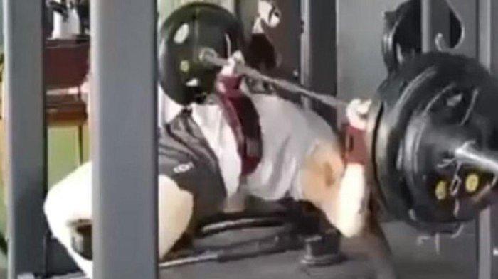 Detik-detik Xiao Hou, pria di China tertimpa barbel 100 kg