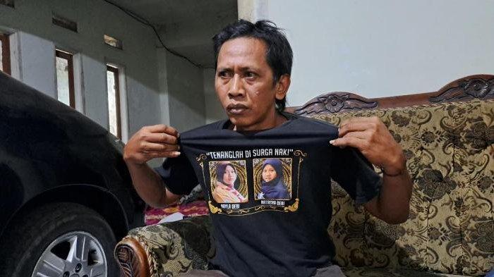 Devi Athok menunjukkan kaus bergambar kedua anaknya yang meninggal dalam Tragedi Kanjuruhan.