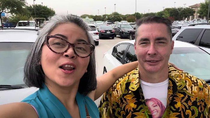 Devi dan suaminya Charles di Amerika