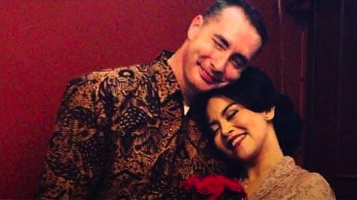 Devi dan suaminya Charles menikah setelah puluhan tahun pisah