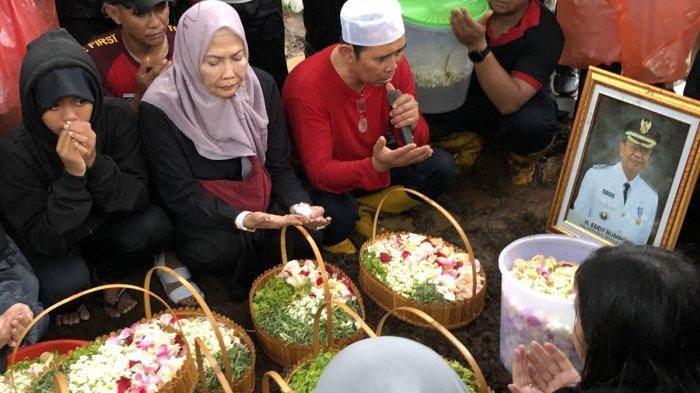 Dewanti Rumpoko istri Eddy Rumpoko saat pemakaman.