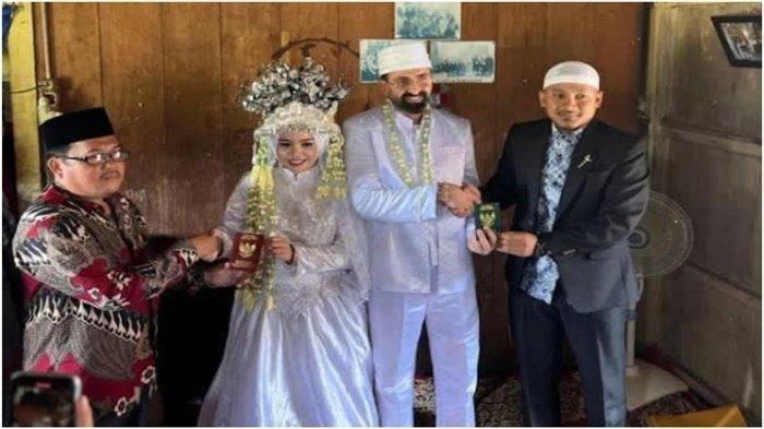 Diana Asri (25) gadis Muratara dinikahi bule asal Turki, Yucel OZ (53), viral di media sosial. Proses ijab qabul berlangsung menggunakan Bahasa Indonesia. (TribunSumsel.com/Rahmat Azullah)