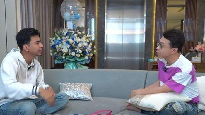 Dimas Ahmad saat ngobrol dengan dokter Richard Lee