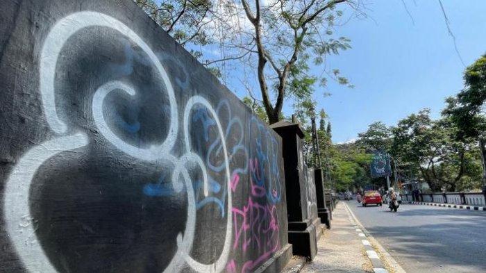 Dinding Objek Cagar Budaya Kota Malang, Jembatan Mojopahit, di Jalan Majapahit, penuh dengan vandalisme, Jumat (26/7/2024).