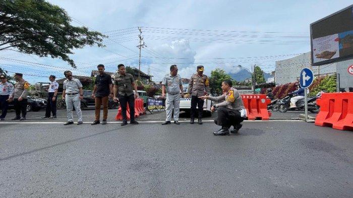 Dirlantas Polda Jatim Kombes Pol Komarudin didampingi Kapolres Batu, AKBP Andi Yudha Pranata saat melakukan olah TKP laka maut bus pariwisata di Jalan Patimura Kota Batu, Kamis (9/1/2025).