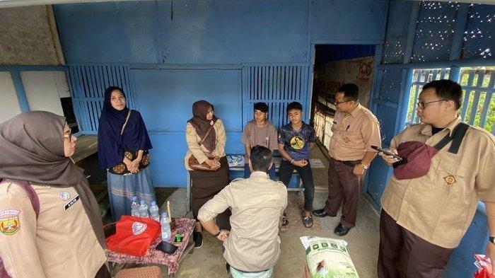 Disdikbud Indramayu bersama pemerintah Kecamatan Indramayu mengunjungi Sopyah dan Samsul