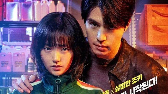 Drama Korea A Shop for Killers bercerita tentang Jung Ji An yang dibesarkan oleh pamannya, Jung Jin Man. Ibu Ji An tewas dibunuh ayahnya. Ayah Ji An kemudian bunuh diri di hari pemakaman sang nenek. (Instagram/disneypluskr)