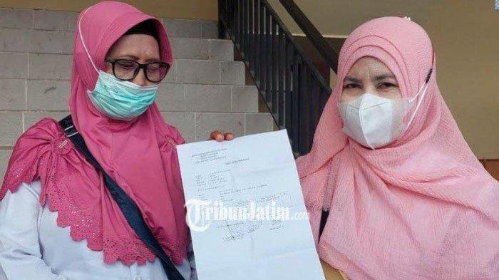 Dua guru SD di Kabupaten Sampang, Madura yang menjadi korban dugaan pelecehan ulah Oknum Kepsek saat menunjukkan surat bukti aduan di Mapolres Sampang, Rabu (6/12/2023).