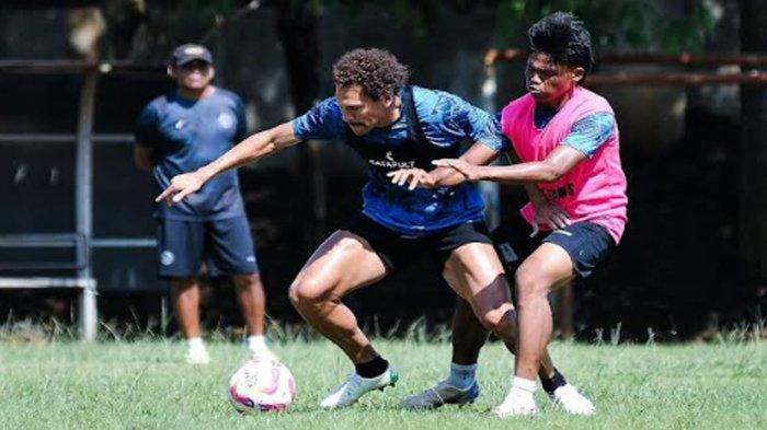 Dua pemain Arema FC Pablo Oliveira dan M Aswin saat terlibat duel dalam sesi latihan tim Arema FC di lapangan Universitas Brawijaya Malang pada pekan lalu sebagai persiapan terakhir menghadapi Malut United di pekan 25 Liga 1 2024/2025 pada Selasa (4/3/2025)