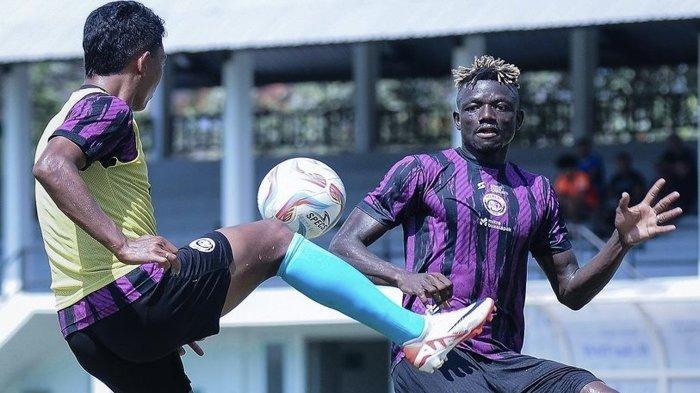 Dua pemain Arema FC dalam latihan jelang laga Pekan 15 Liga 1 2023-2024 menghadapi Borneo FC. Arema FC punya misi sulit untuk bisa meninggalkan zona degradasi di akhir paruh musim ini