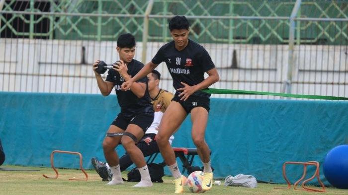Dua pemain Madura United, Arsa Ahmad dan Yuda Editya, tampak mulai latihan di Stadion Gelora Bangkalan, Sabtu (16/11/2024).