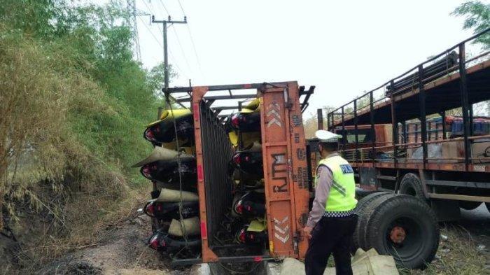 Dua truk kecelakaan di Jalintim Lampung Tengah ada korban balita coba meraih ibunya yang terjepit