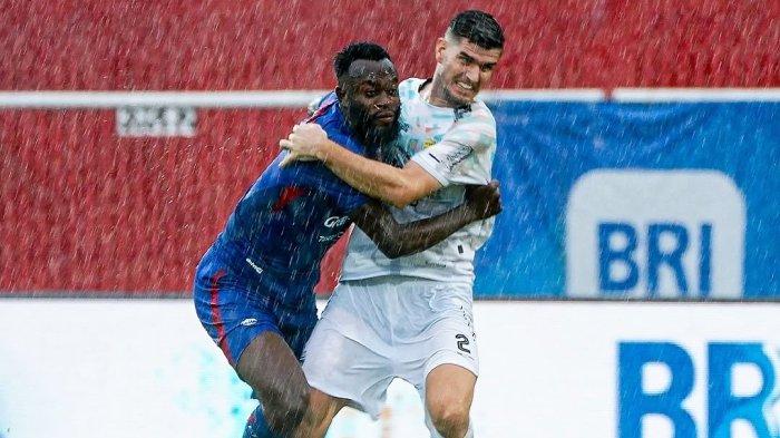 Arema FC vs Persib Bandung pada pekan 20 Liga 1 2024 di Stadion Soepriadi, Kota Blitar, Jumat (24/1/2025).
