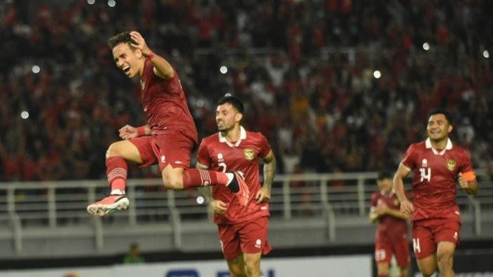 Egy Maulana Vikri (kiri) selebrasi usai mencetak gol untuk Timnas Indonesia ke gawang Turkmenistan. FIFA Matchday ini dimenangkan Timnas Indonesia dengan skor 2-0 di Stadion Gelora Bung Tomo, Jumat (8/9/2023).