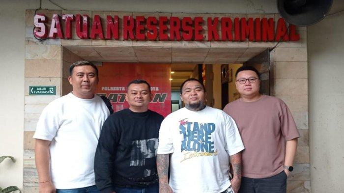 Eks MasterChef Indonesia, King Abdi bersama rekan-rekannya saat membuat pengaduan ke Satreskrim Polresta Malang Kota pada Jumat (27/9/2024) sore terkait adanya ulasan negatif tak bertanggung jawab.