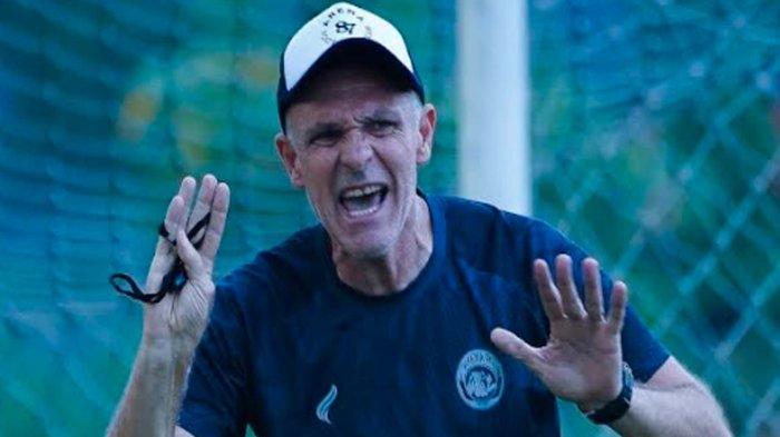 Ekspresi Pelatih Arema FC Joel Cornelli ketika memberikan instruksi kepada para pemain saat menjalani latihan di lapangan ARG Soccer Field Lawang pada Senin (7/10/2024).