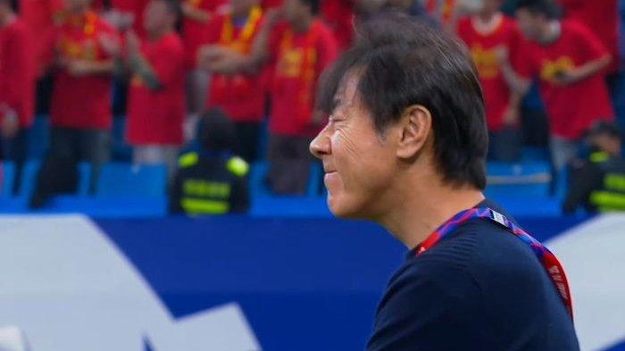 Ekspresi Shin Tae-yong Cemberut Lihat Striker China nangis, Timnas Indonesia kebobolan 2 gol
