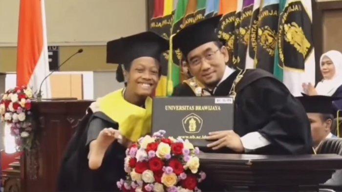 Elo wisudawan UB bergaya pakai kaki saat foto dengan rektor