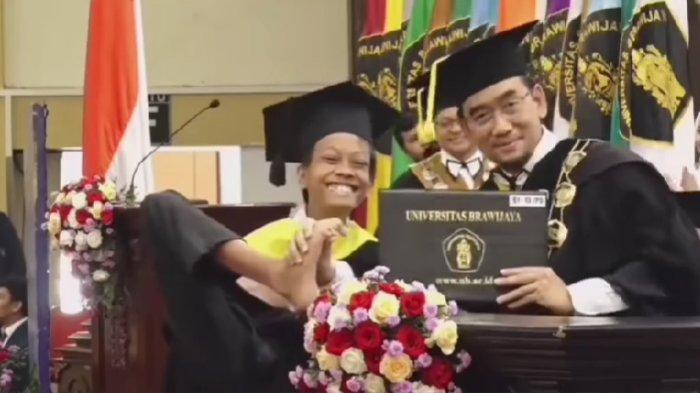 Elo wisudawan UB tak punya tangan dan salaman pakai kaki dengan rektor