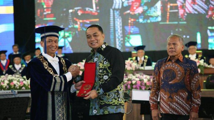 Eri Cahyadi saat menerima penghargaan Wira Adhiwasesa dari Institut Teknologi Sepuluh Nopember (ITS) Surabaya.