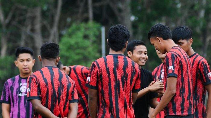 Evan Dimas (baju hitam) salaman dengan pemain Arema FC dan jajaran pelatih di sela latihan di lapangan ARG, Kecamatan Lawang, Kabupaten Malang, Senin (13/11).