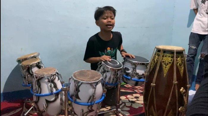 Farel Prayoga, penyanyi cilik asal Banyuwangi mendapat hadiah satu set gendang dari Gubernur Jawa Tengah Ganjar Pranowo. Gendang tersebut dipesan langsung dari perajin di Kabupaten Sukoharjo