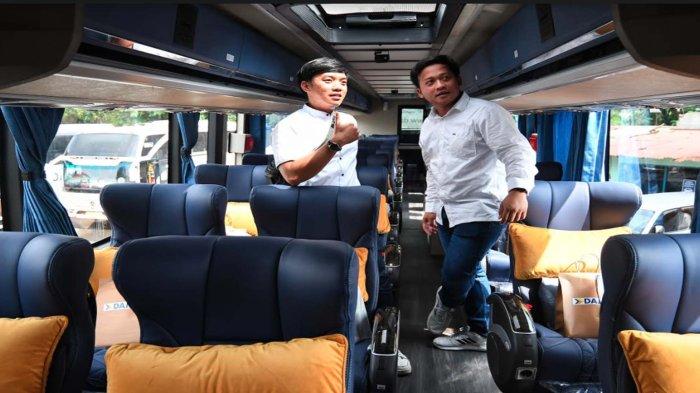 Fasilitas Royal Class di bus Double decker DAMRI tersedia jok super executive, panoramic roof, tv, meja lipat, dan bagasi penyimpanan berada diatas seat.