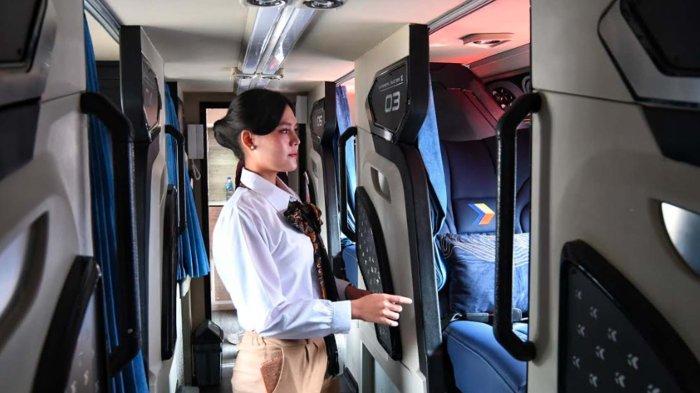 Sejumlah fasilitas baru ditawarkan bus Damri Imperial Suites Double Decker dengan rute Trans Jawa saat launching perdana di Kantor Pemasaran Damri Malang, Jawa Timur, Kamis (14/12/2023). Tarif Bus baru Damri Imperial Suites ini bisa dipilih untuk Sleeper Seat atau Royal Class.