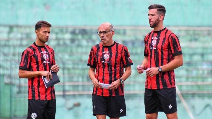 Fernando Valente (tengah) didampingi asisten pelatih baru Nelson Leitao (kiri) dan Daniel Chaves (kanan) memantau latihan tim Arema FC di Stadion Gajayana, Kota Malang, Senin (11/9/2023).
