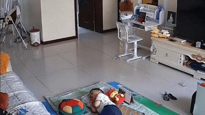 Firasat Ibu Tahu Anaknya Tidur Lama Saat Siang & Pengasuh Sibuk Sendiri, Panik Tahu Fakta Mengerikan