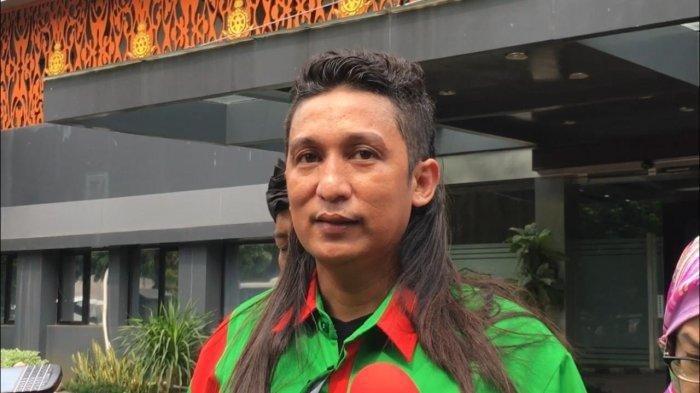 PENGACARA RAZMAN - Inilah sosok M Firdaus Oiwobo, pengacara Razman Nasution yang disorot lantaran naik meja saat sidang, Kamis (6/2/2025).