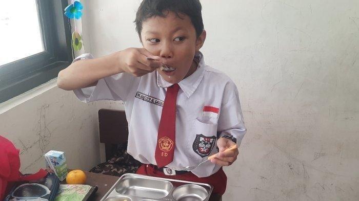 Foto Habibi siswa SDN 15 Slipi Jakbar sedang santap makan bergizi Gratis, Selasa 19 November 2024