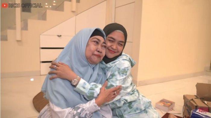 Foto Ria Ricis memeluk ibunya, Yunifah Lismawati (YouTube/Ricis Official)