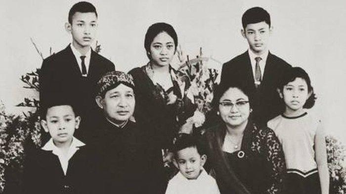 Foto Soeharto dengan anak-anaknya