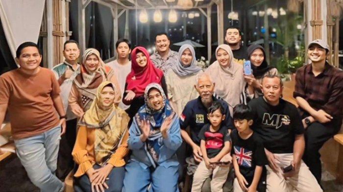 Foto keluarga Arya Saloka di momen lebaran tanpa Putri Anne