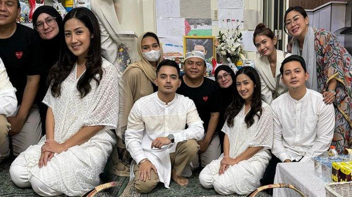 Foto tanpa editan Tamara Tyasmara tersenyum ceria di acara tahlilan anaknya
