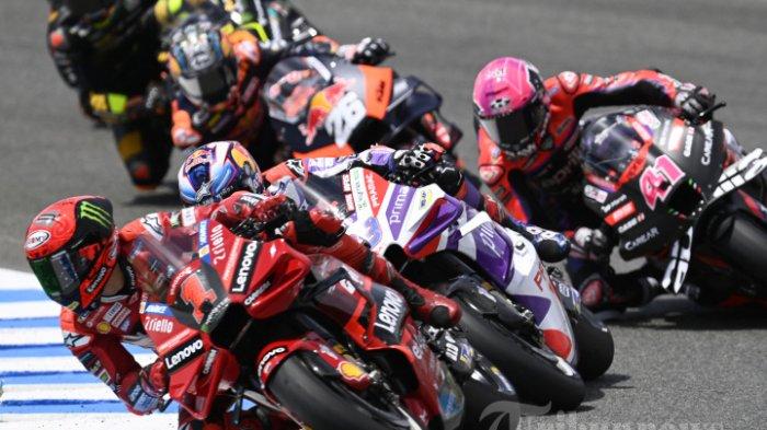 Pembalap Ducati Italia Francesco Bagnaia (kiri) ditempel Jorge Martin dalam Grand Prix MotoGP Spanyol di arena balap Jerez di Jerez de la Frontera pada 30 April 2023. (Photo by )