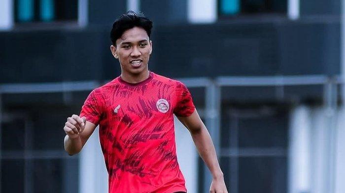 GOL DEBUT - Arkhan Fikri saat menjalani latihan bersama Arema FC di Lapangan Universitas Brawijaya Kota Malang. Pemain kelahiran Sumatera Utara itu baru saja membuat gol debutnya untuk Arema FC. Gol itu terjadi di gawang PSS Sleman pada pekan 23 Liga 1 2024 2025, senin (17/2/2025).