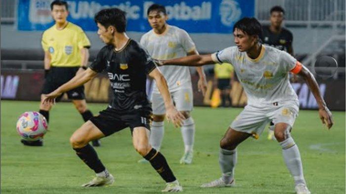 Gelandang Arema FC, Arkhan Fikri saat dikepung pemain Dewa United saat kedua tim bertemu di pekan 18 Liga 1 2024/2025 pada Sabtu (11/1/2025).