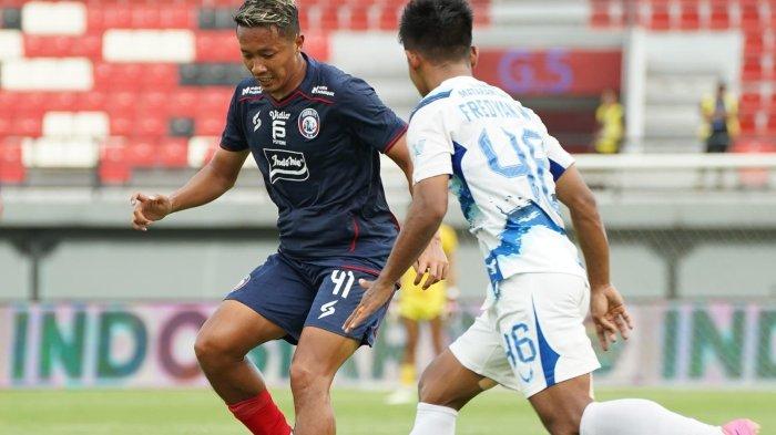 Gelandang Arema FC, Dendi Santoso berusaha mempertahankan bola dalam laga kontra PSIS Semarang di Stadion I Wayan Dipta, Gianyar, Senin (5/2).