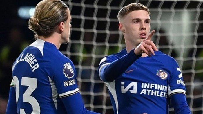 Gelandang Chelsea, Cole Palmer, berselebrasi bersama rekan setimnya, Conor Gallagher, seusai mengemas gol dalam laga Premier League 2023-2024 antara Chelsea vs Everton di Stamford Brdige pada 15 April 2024.
