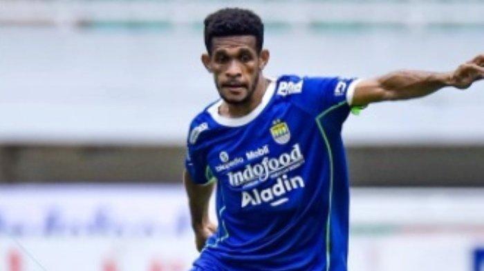 Gelandang Persib Bandung, Ricky Kambuaya, dalam laga melawan Arema FC di Stadion Pakansari, Kamis (23/2/2023).