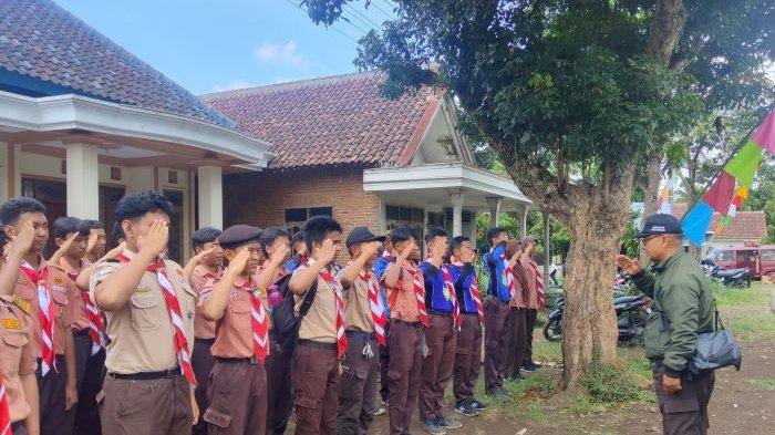 Anggota Pramuka Penegak Kwarcab Kota Malang mengikuti acara Pengembangan Kepramukaan pada program Bedah Rumah di Kelurahan Wonokoyo, Kecamatan Kedung Kandang, Kota Malang pada Jumat (25/11/2024).