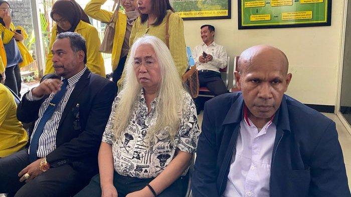 Gideon Tengker bersama tim kuasa hukumnya di Pengadilan Negeri Jakarta Selatan
