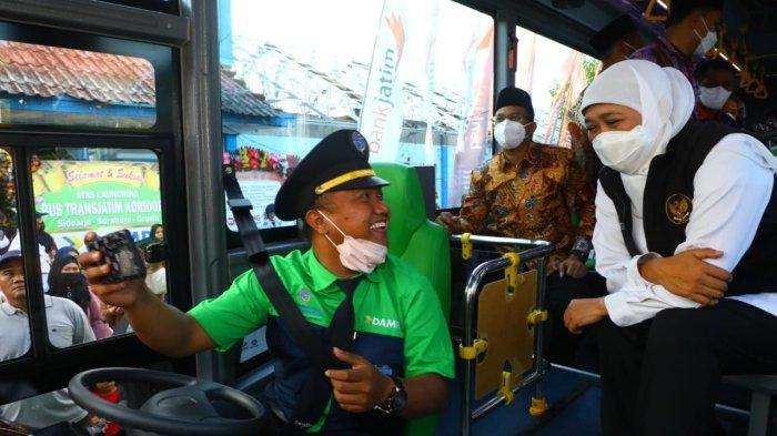 Gubernur Jatim Khofifah Indar Parawansa menaiki bus Trans Jatim
