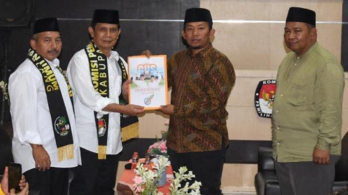 Bakal Calon Bupati Malang, Gunawan HS (dua dari kiri) dan Bakal Calon Wakil Bupati Malang, dokter Umar Usman (kiri) memberikan berkas kepada Ketua KPU Kabupaten Malang, Abdul Fatah (dua dari kanan) didampingi Ketua Bawaslu Kabupaten Malang, Muhammad Wahyudi (kanan) saat mendaftar di kantor Komisi Pemilihan Umum (KPU) Kabupaten Malang, Jawa Timur, Kamis (29/8/2024).