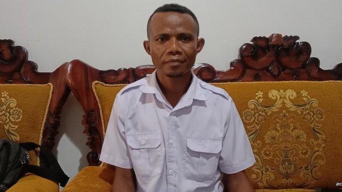 Guru Sekolah Menengah Pertama (SMP) Negeri Wini bernama Lukas Kolo mengklarifikasi terkait kabar dirinya tak digaji 10 tahun mengajar hingga tidur di perpustakaan