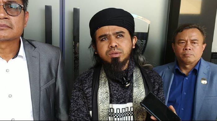 Gus Samsudin saat keluar dari Gedung Ditreskrimsus Mapolda Jatim